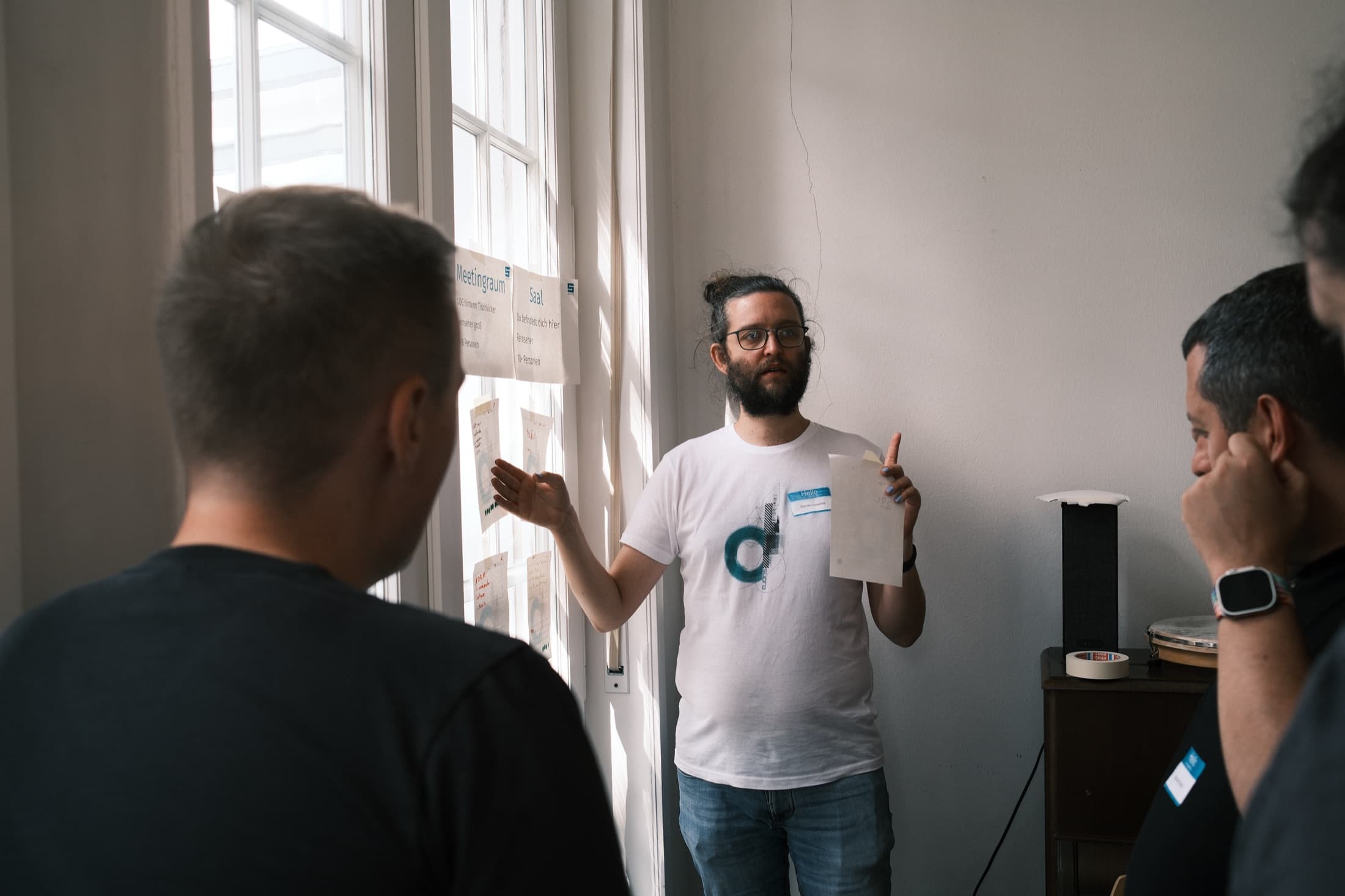 Teilnehmer stellt bei der Unconference ein Thema vor