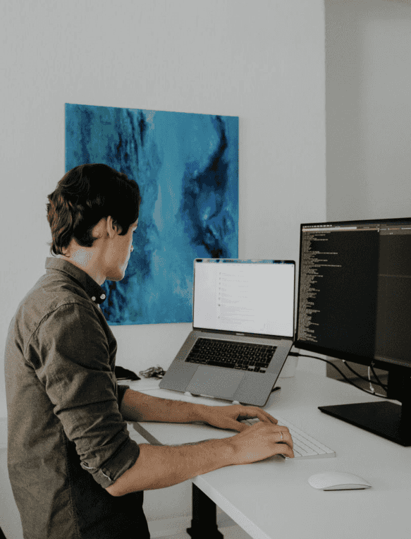 Softwareentwickler am Computer